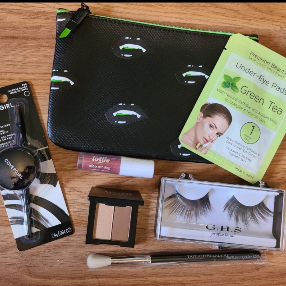 🦩3/$30 Makeup Bundle with Bag